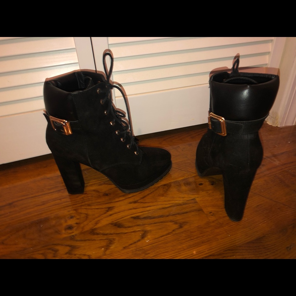 Black booties shoe dazzle. Suede. Pleather trim.